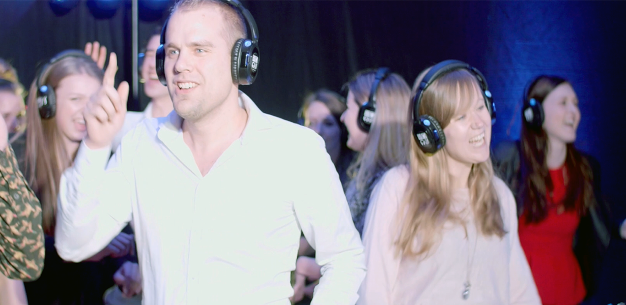 Wat is Silent Disco? SilentDiscoDJs.nl Wat is Silent Disco? SilentDiscoDJs.nl